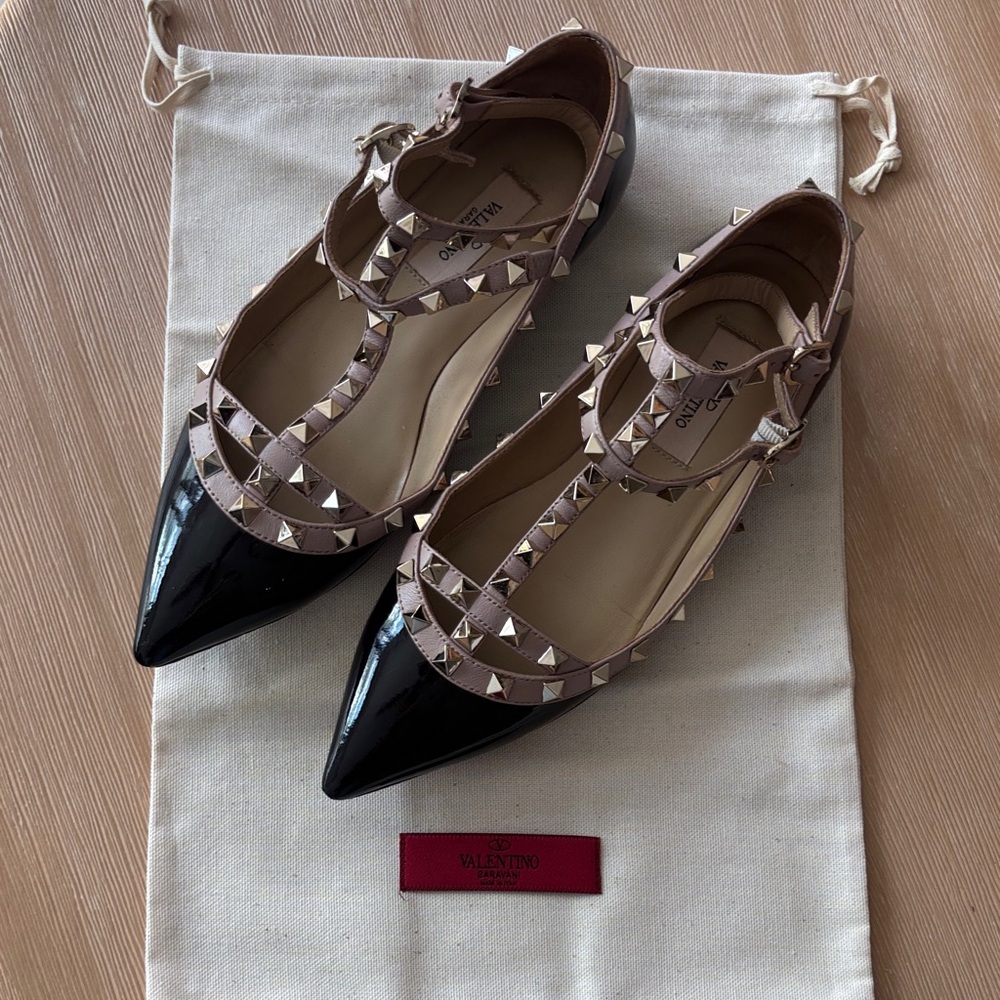 Valentino Rockstud Patent Leather Ballerina Flats – Black & Poudre – Size 37